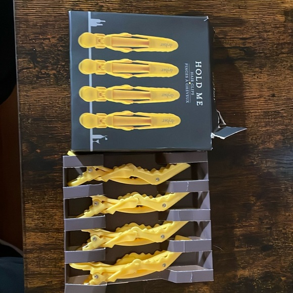 Drybar Hold Me Hair Clips. Set of 4 - Picture 1 of 5